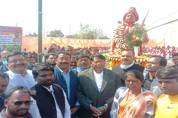 वित्त मंत्री ने महाराजा मदरा मुंडा की प्रतिमा का किया अनावरण, कहा- शोषण के खिलाफ पूर्वजों का इतिहास रहा संघर्ष भरा